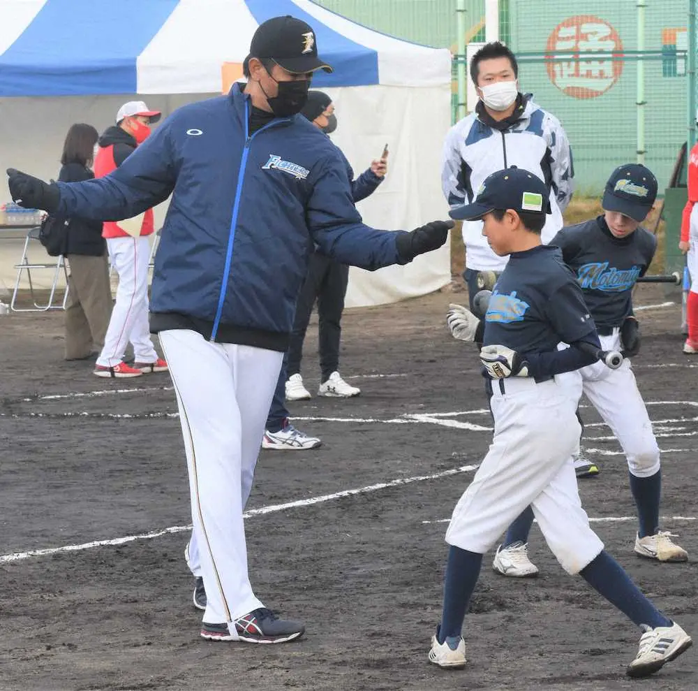 日本ハム・稲葉GM「プロ野球47年会野球教室2021」で80人の小学生に指導