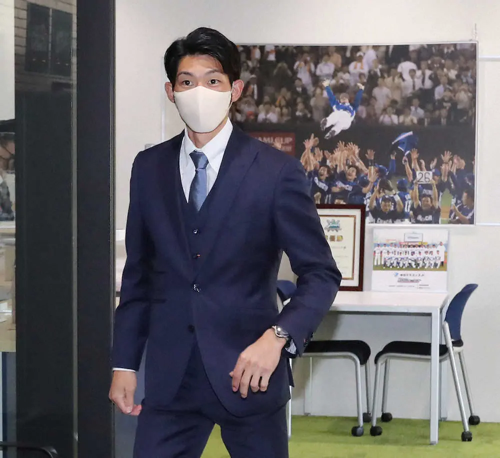FAでソフトバンクに入団する又吉は中日球団事務所にあいさつに訪れる（撮影・椎名　航）