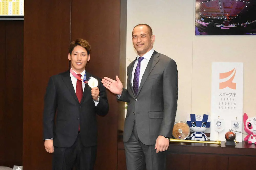 室伏広治スポーツ庁長官（右）を表敬訪問し、東京五輪金メダルを報告をしたオリックス・吉田正