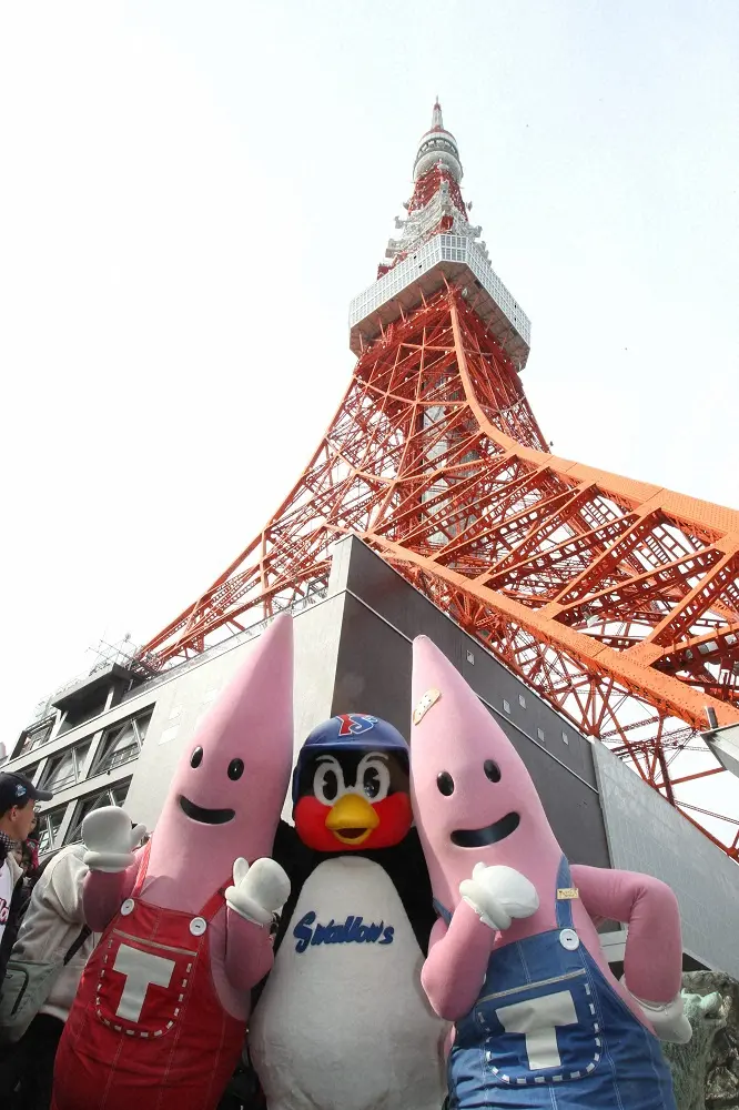 11年、東京タワーのマスコット・ノッポン兄弟と記念撮影するつば九郎