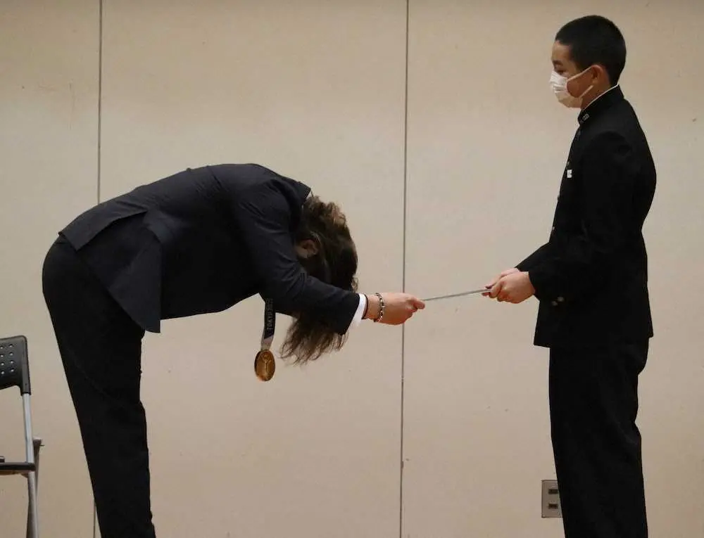 日本ハム・伊藤大海は鹿部中1年代表の弟・駿航さんにサイン色紙を贈呈。大げさに頭を下げる