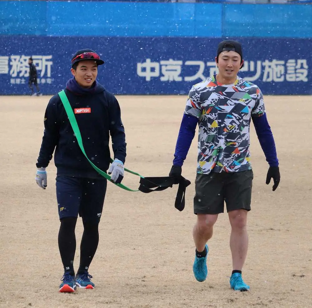 小雪舞うナゴヤ球場でトレーニングする中日・山本（左）と藤嶋