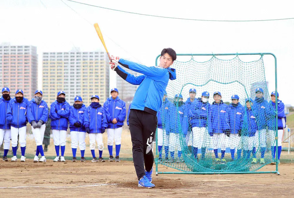 【画像・写真】巨人・秋広　背番号「55」での夢は「初安打、初本塁打」　中学時代所属チームへ寄贈のマシンで初打ち