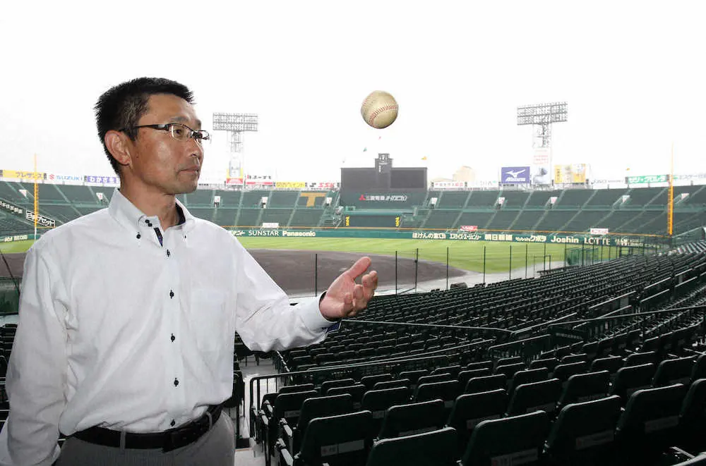 サヨナラ負けのボールを手に思い出を語る堅田外司昭さん（2013年7月4日撮影）
