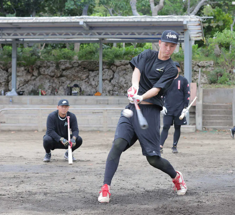 中田（左）に見つめられながら打撃練習を行う秋広（球団提供）