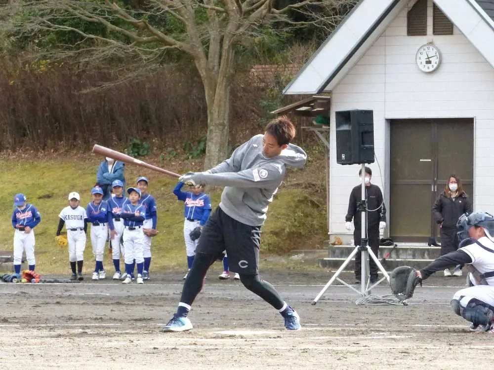 レッズ秋山　自主トレ先の下田で野球教室　小学生から2安打で「昨季あの安打はなかった」と照れ笑い