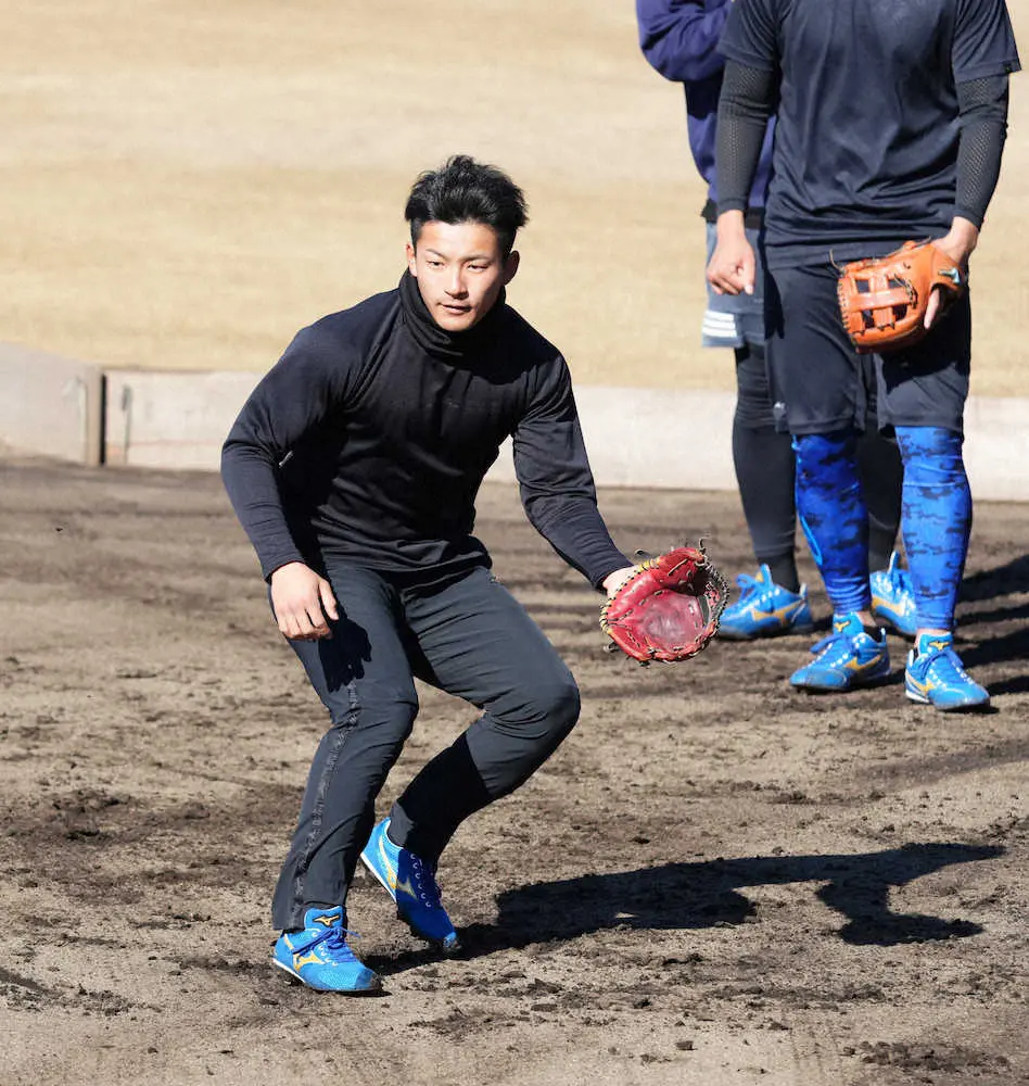 日本ハム・ドラ3水野「手に近い感覚で捕りたい」、楽天・鈴木大モデルのグラブで遊撃手争い