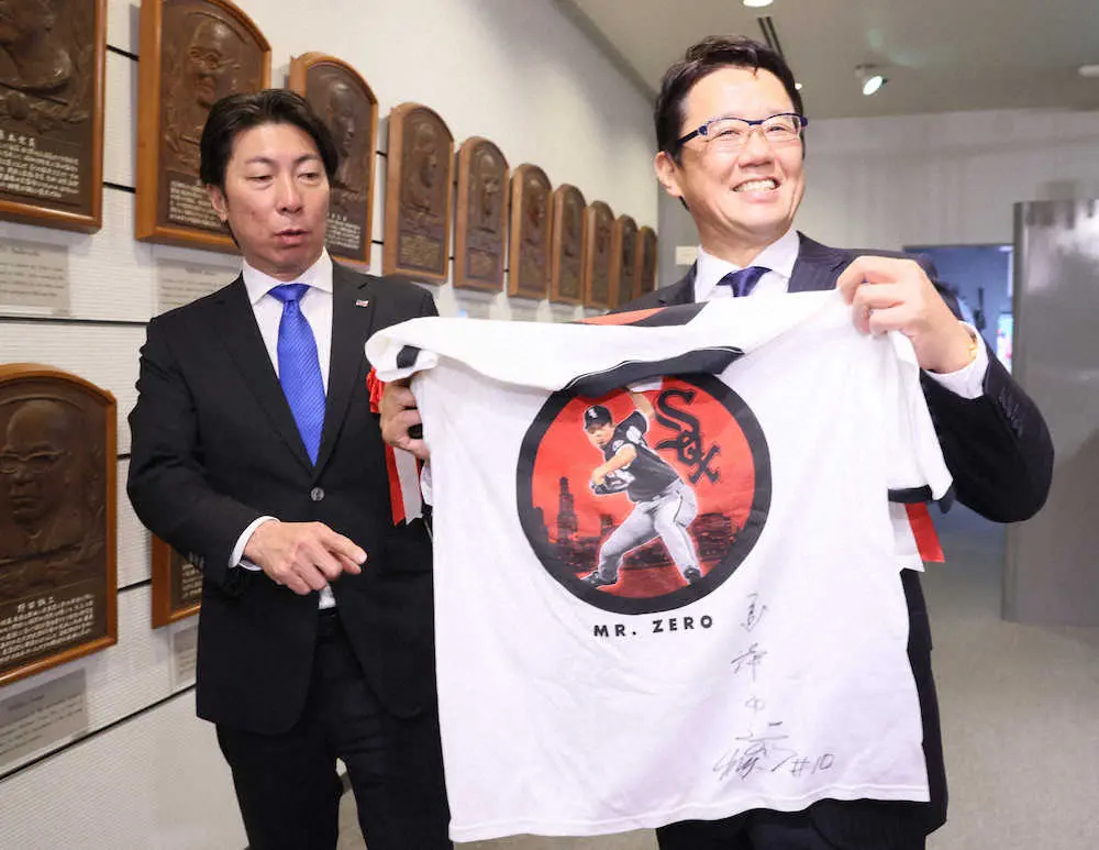 高津監督（左）の大リーグ時代のTシャツにサインを入れてもらった古田氏