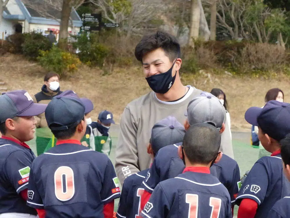 阪神・板山　野球教室で子供たちにゴロ捕球のアドバイス「一番ダメなのは上がった時に捕球すること」