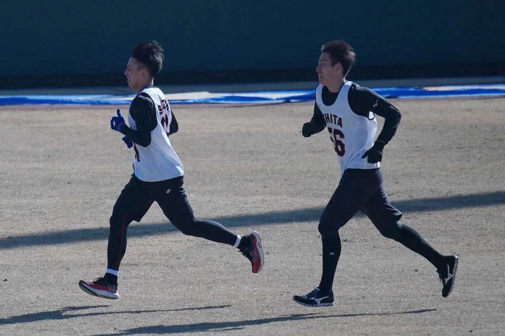 1500メートル走で力走する鈴木大（左）と石田（撮影・河野　光希）