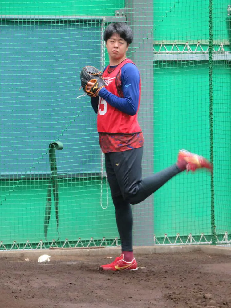 左足を後ろに上げる独特なフォームで投球練習を行う楽天のドラフト5位・松井友