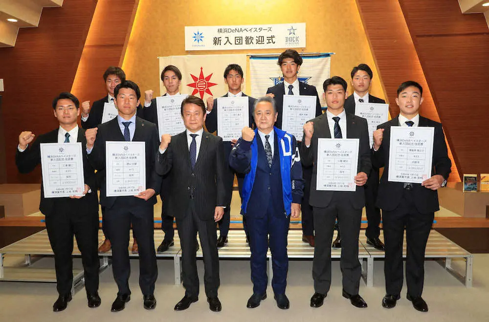 横須賀市・上地市長（前列中央右）と写真に納まるDeNA新人選手（撮影・西尾　大助）