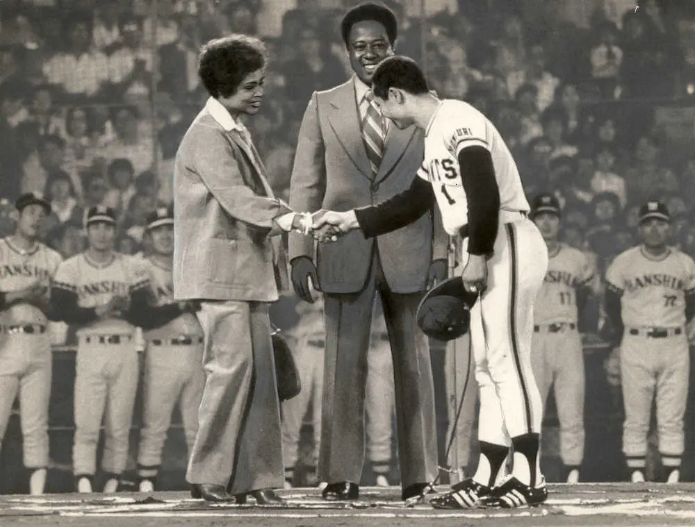 ハンク・アーロン夫妻から756号の本塁打世界新記録を祝福される巨人・王貞治（1977年9月18日、後楽園球場）