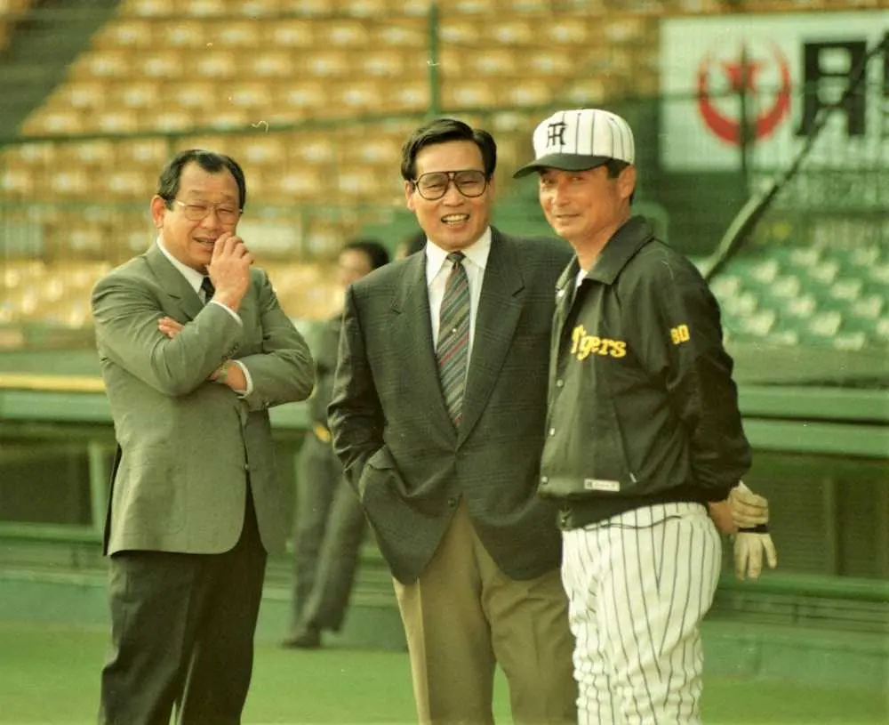 吉田義男氏（左）、中西太氏（中）と話す阪神・河野旭輝チーフコーチ（1991年5月27日、甲子園球場）