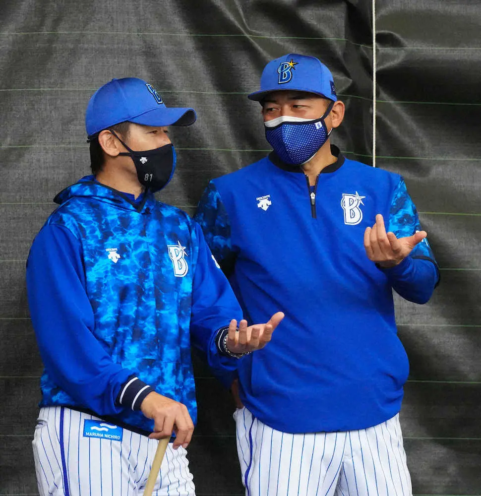 斎藤コーチ（右）と三浦監督