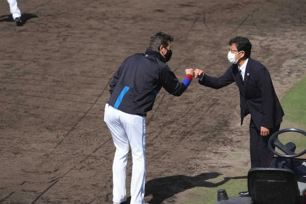 【画像・写真】日本ハム新庄監督　侍・栗山監督と公の場で初対面　栗山監督もビッグボスポーズ披露