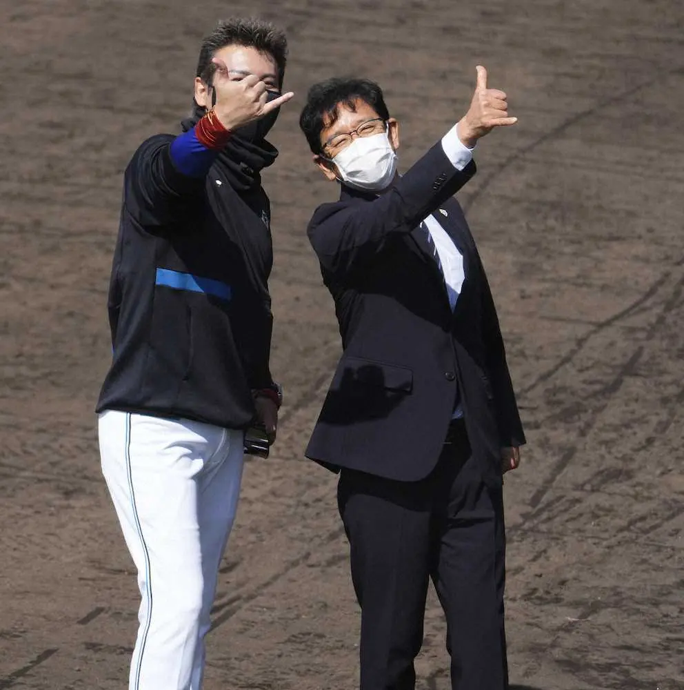 【画像・写真】日本ハム新庄監督　侍・栗山監督と公の場で初対面　栗山監督もビッグボスポーズ披露