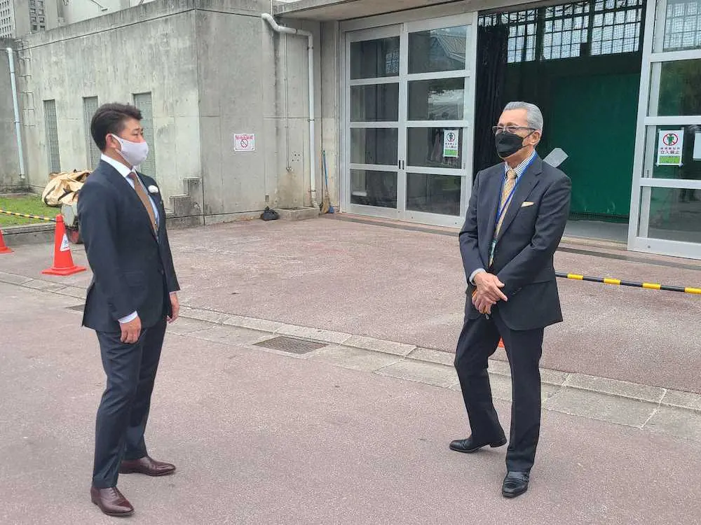 ヤクルトキャンプを訪問した、スポニチ評論家の森繁和氏。松坂大輔氏（左）と話をする