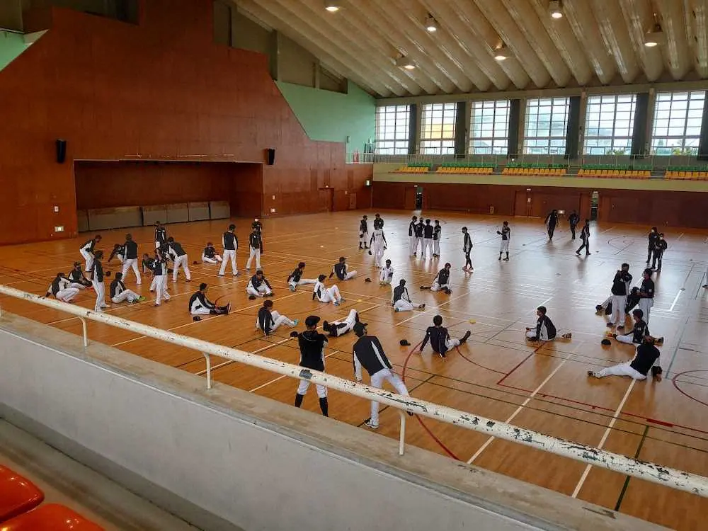 ロッテ　練習試合が雨天中止　糸満の体育館で練習　朗希も石垣島から合流