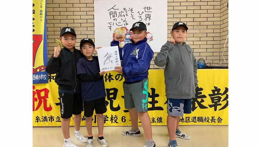 春季2次キャンプの開催地である沖縄県糸満市の全小学生（約4500人）にマリーンズオリジナルキッズキャップをプレゼントする