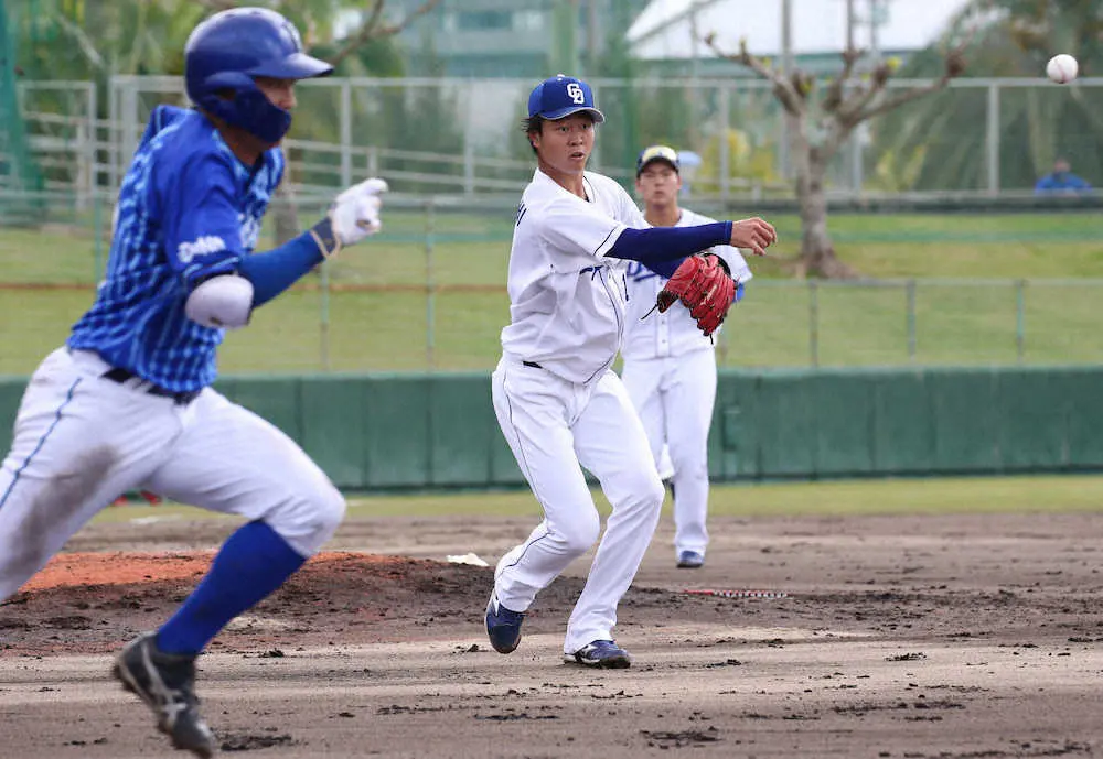 【画像・写真】＜中日・DeNA練習試合＞3回2死、森を投ゴロに打ち取る高橋宏　（撮影・森沢裕）