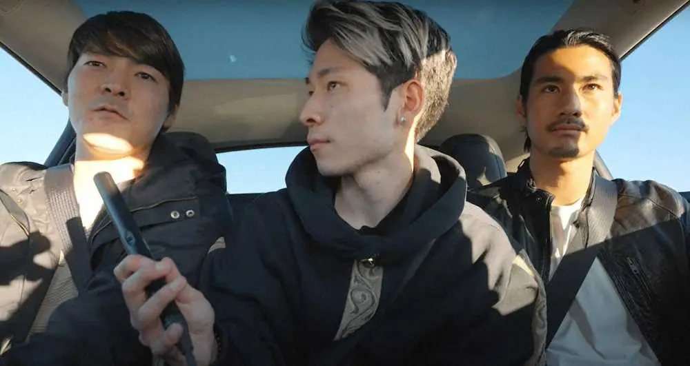 アンバサダーを務める米国在住日本人向け格安携帯サービス「アメスマ」の公式YouTubeチャンネルに出演した（左から）有原、クリエイターのHaruki、俳優の玉城大志