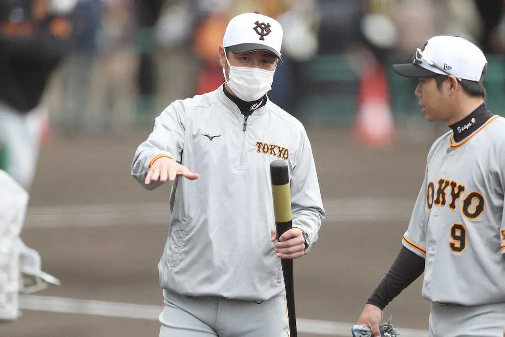 巨人・亀井コーチ発案　二塁走者つけて外野陣送球練習