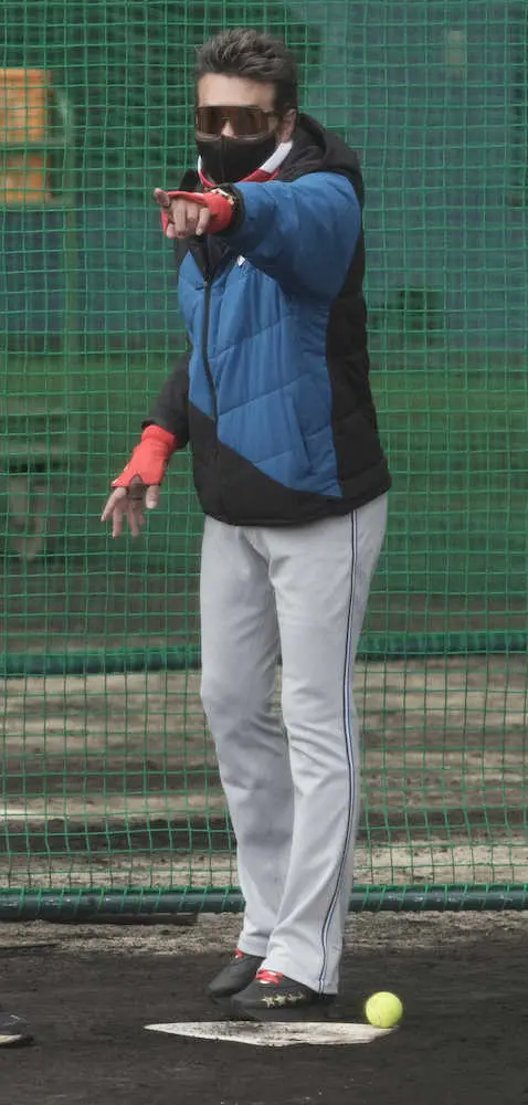 日本ハム　“新庄流”本塁スライディング練習はテニスボールにタッチ