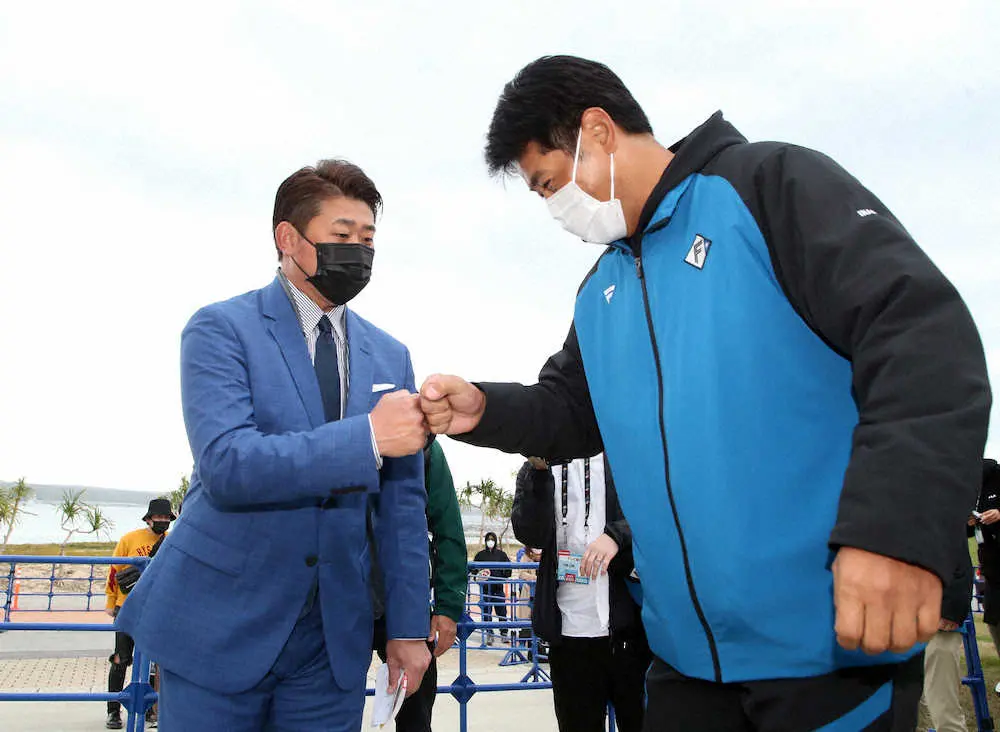 日本ハムキャンプを訪問した松坂氏（左）は稲葉GMの出迎えを受ける　（撮影・西川祐介）