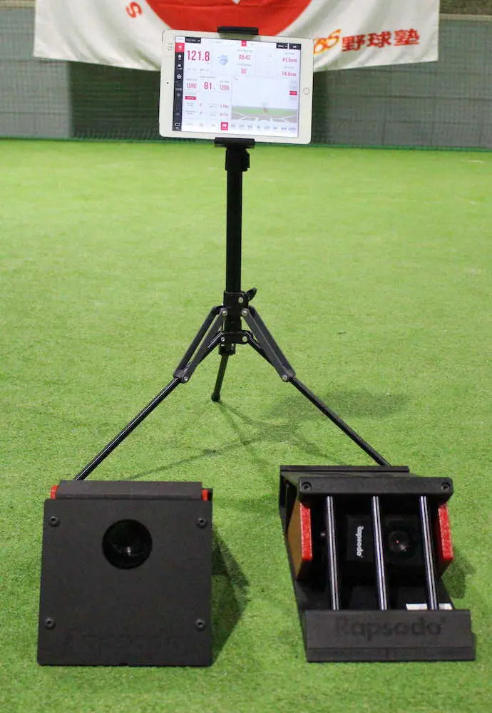 PBS野球塾が導入したラプソードの投球用（左）と打撃用（右）