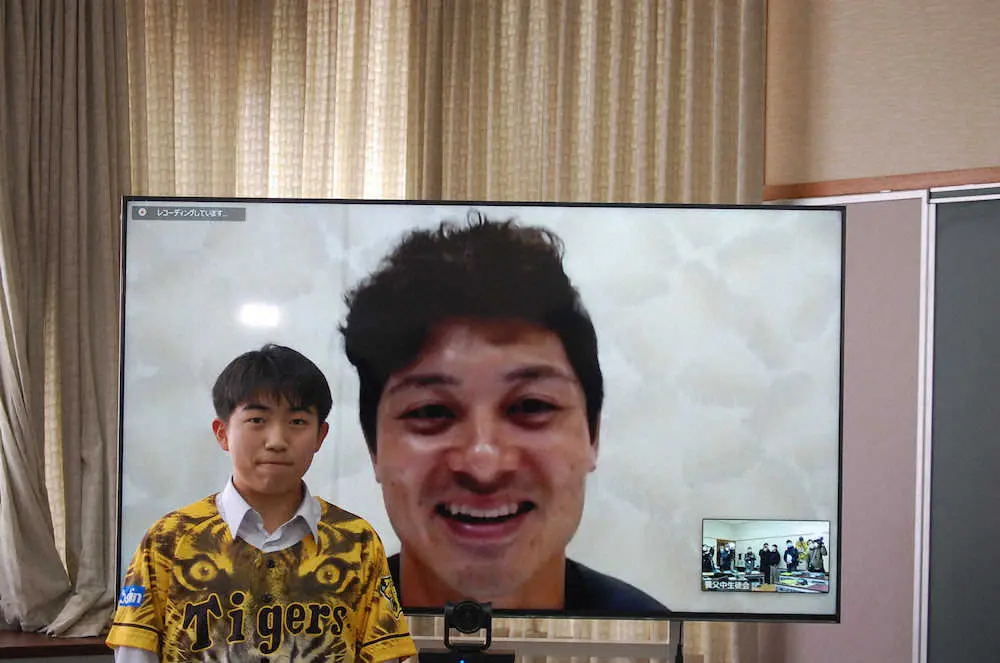 ＜阪神キャンプ＞オンライン講演会で坂本と交流する養父中の生徒（養父中提供）