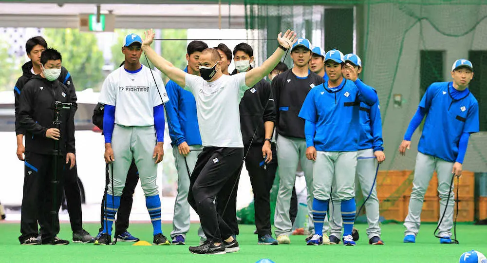 室伏スポーツ庁長官（中央）から講義を受ける（右から）金子、今川、上沢、万波ら日本ハムナイン　