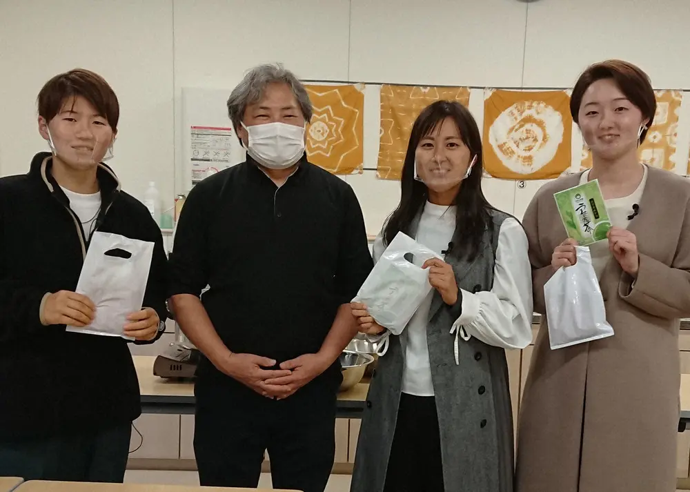 佐賀・嬉野市のPRで茶染め体験した侍ジャパン女子代表と同OGメンバー。講師の先生と記念撮影