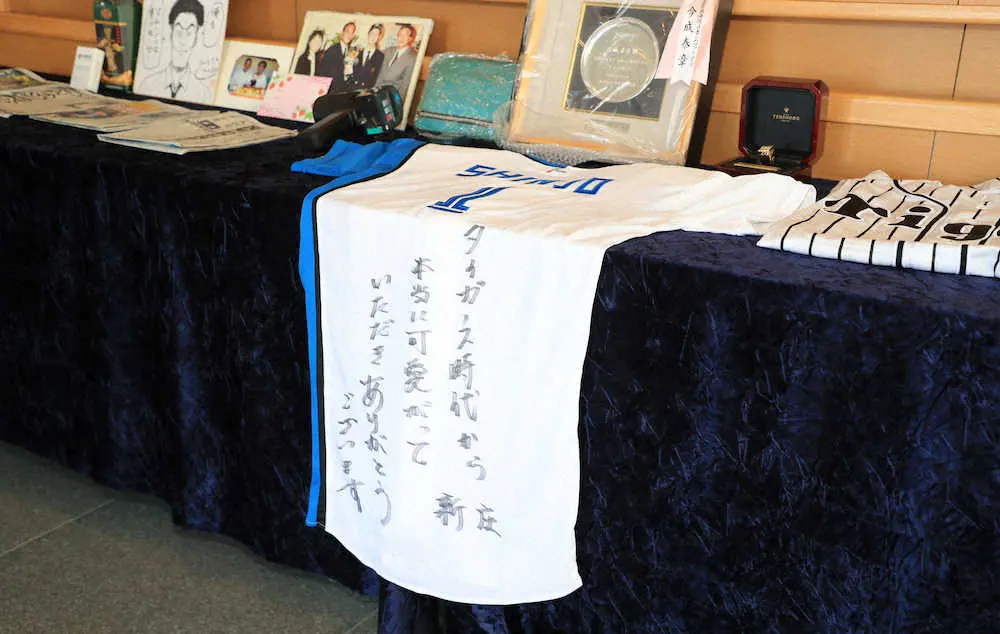 日本ハム・新庄監督からのメッセージ入りのユニホームが式場前に飾られる（撮影・篠原　岳夫）