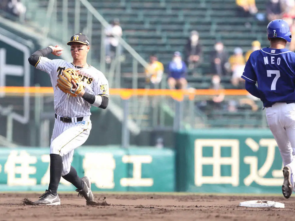 阪神　あっと驚く二塁初先発の佐藤輝はノーミス　矢野監督「無難にこなしていた」