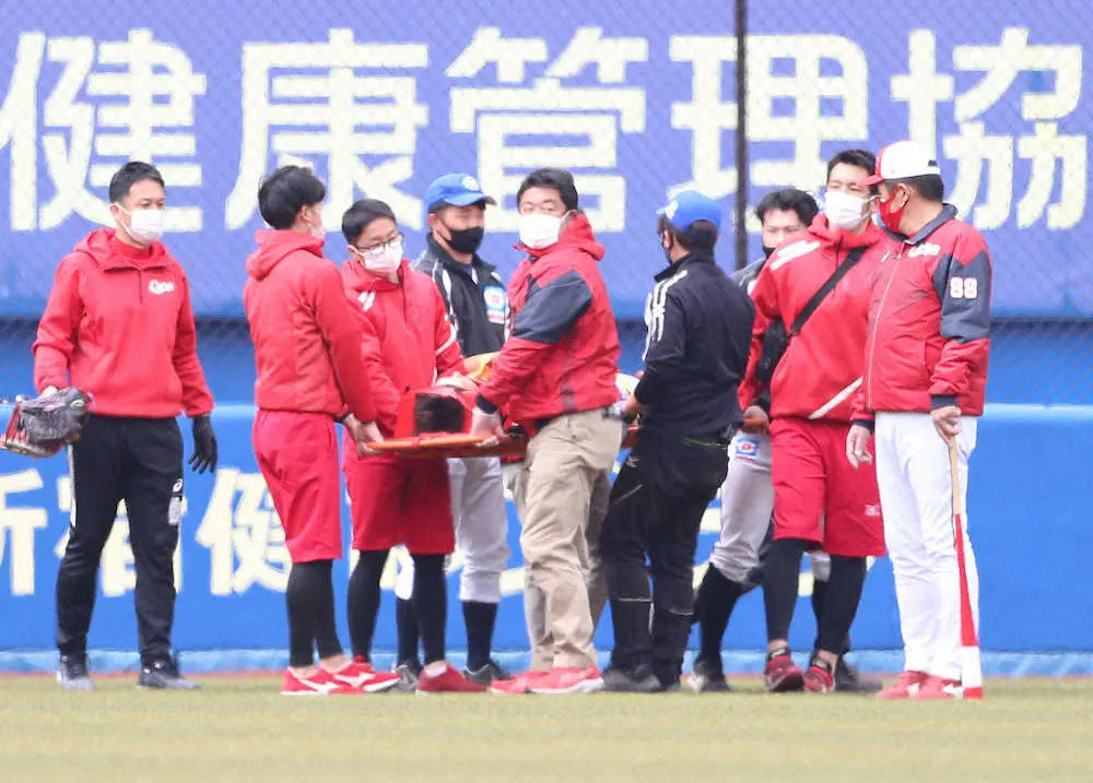 広島・野間　外野で倒れ込み救急搬送、練習中に選手同士交錯　診断は「頭部打撲」、大事には至らず