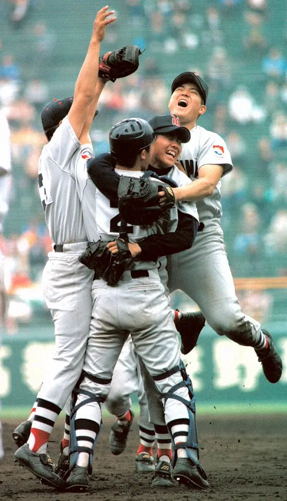 【画像・写真】1998年、第70回センバツ高校野球で優勝しマウンド上で喜びを爆発させる松坂大輔（中）、小山良男に抱きつくナイン