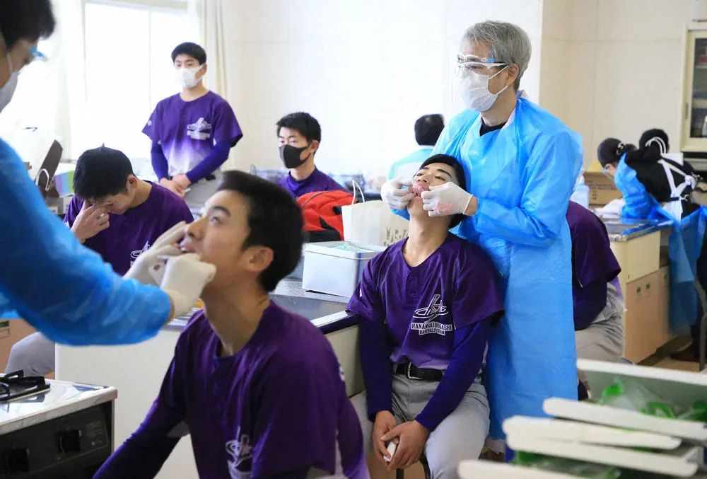 日本高野連と日本学校歯科医会が故障防止のために普及を目指しているマウスガード。製作のため歯型をとる材料を噛（か）む花巻東ナイン