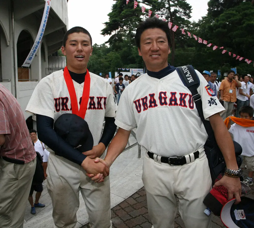2008年、南埼玉大会決勝で3年連続甲子園出場を決め、父の森士監督（右、当時）と握手する浦和学院・森大投手（現監督）