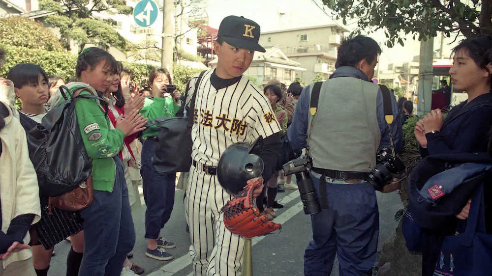 1990年選抜高校野球大会、ギャルの熱い視線を浴びて引きあげる秋田経法大付・中川申也投手