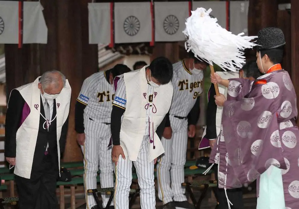 広田神社で必勝祈願する左から阪神タイガース藤原崇起オーナー、矢野燿大監督ら関係者