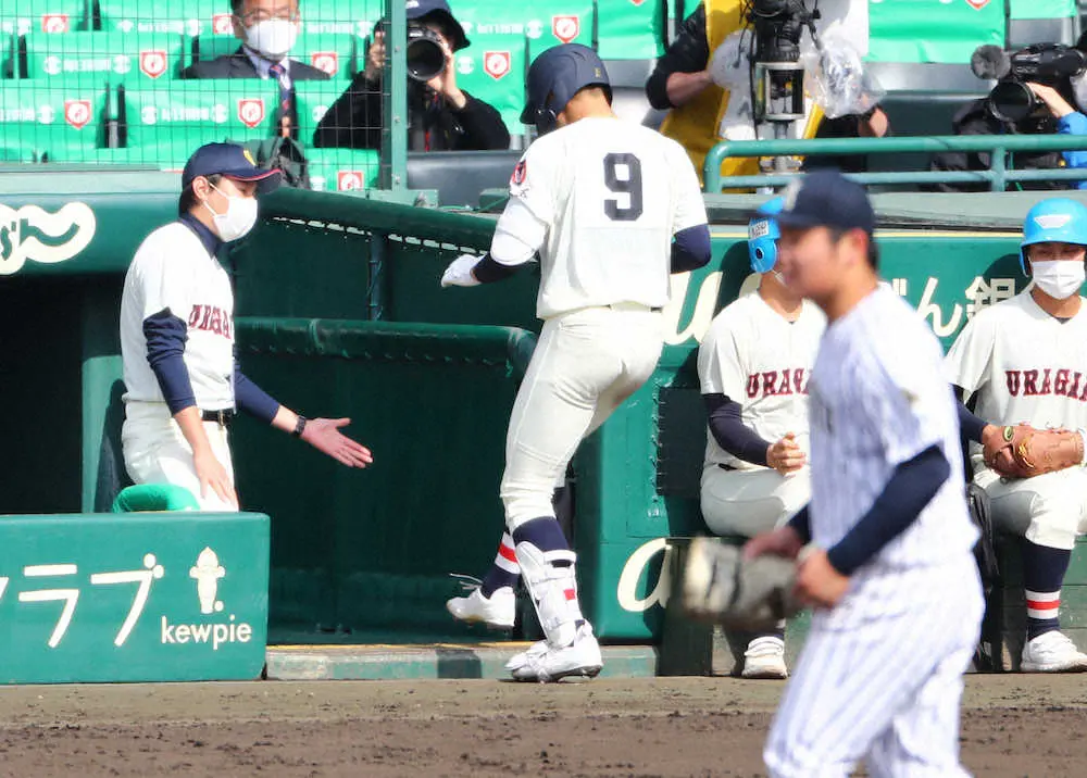 ＜浦和学院・九州国際大付＞6回、浦和学院・伊丹は左越えにソロ本塁打を放ち森監督（左）に迎えられる（撮影・後藤　大輝）