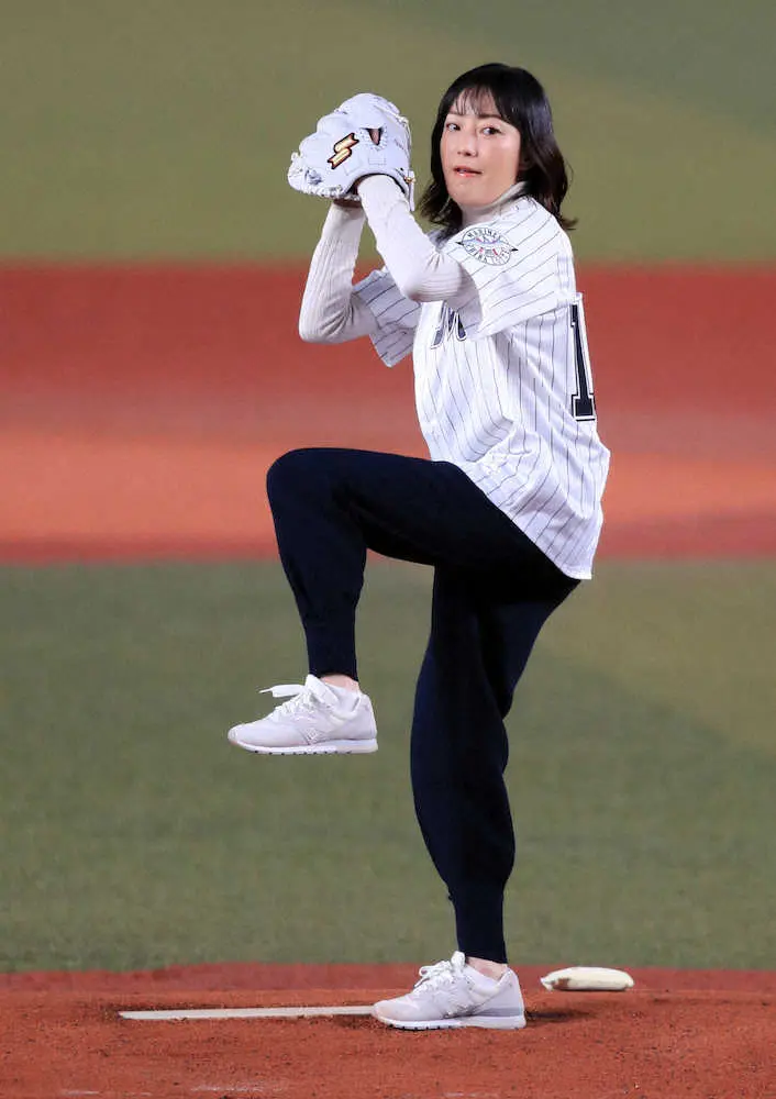 菅野美穂がノーバン始球式　ロッテ「キシリトール」のCMキャラクター務め背番号「118」で登板