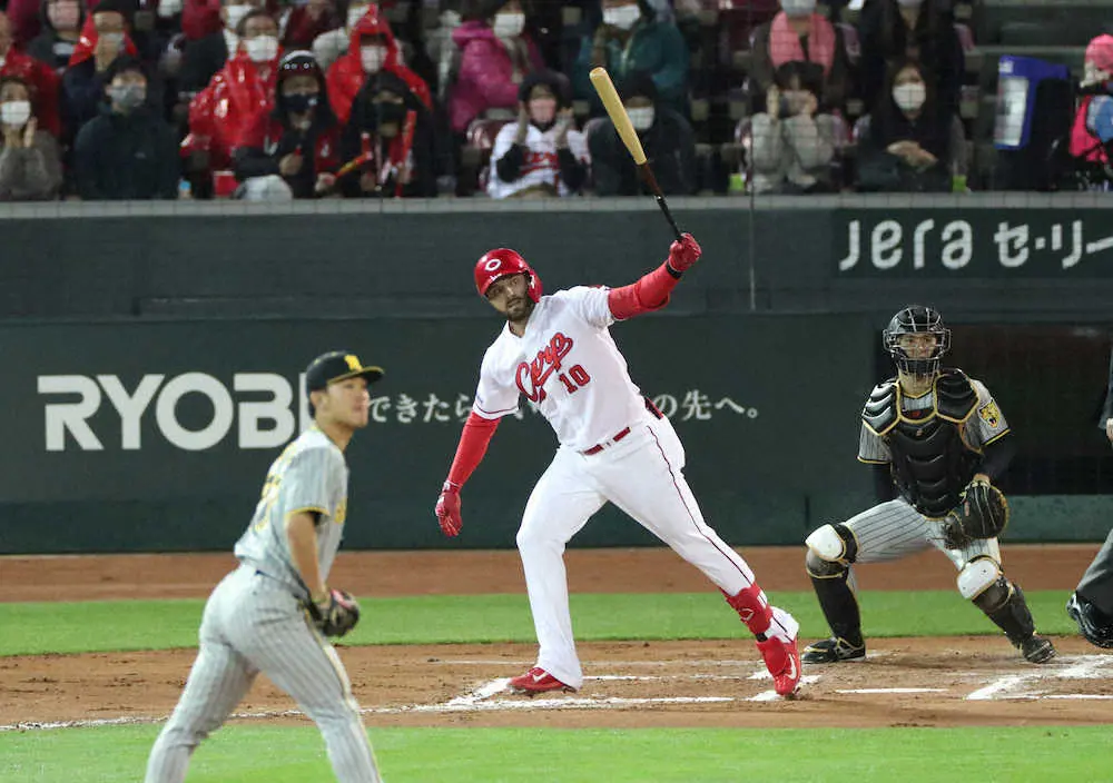 広島　29年ぶり開幕5連勝　松山“休養”で4番の新助っ人マクブルームが初適時打「皆のおかげ」