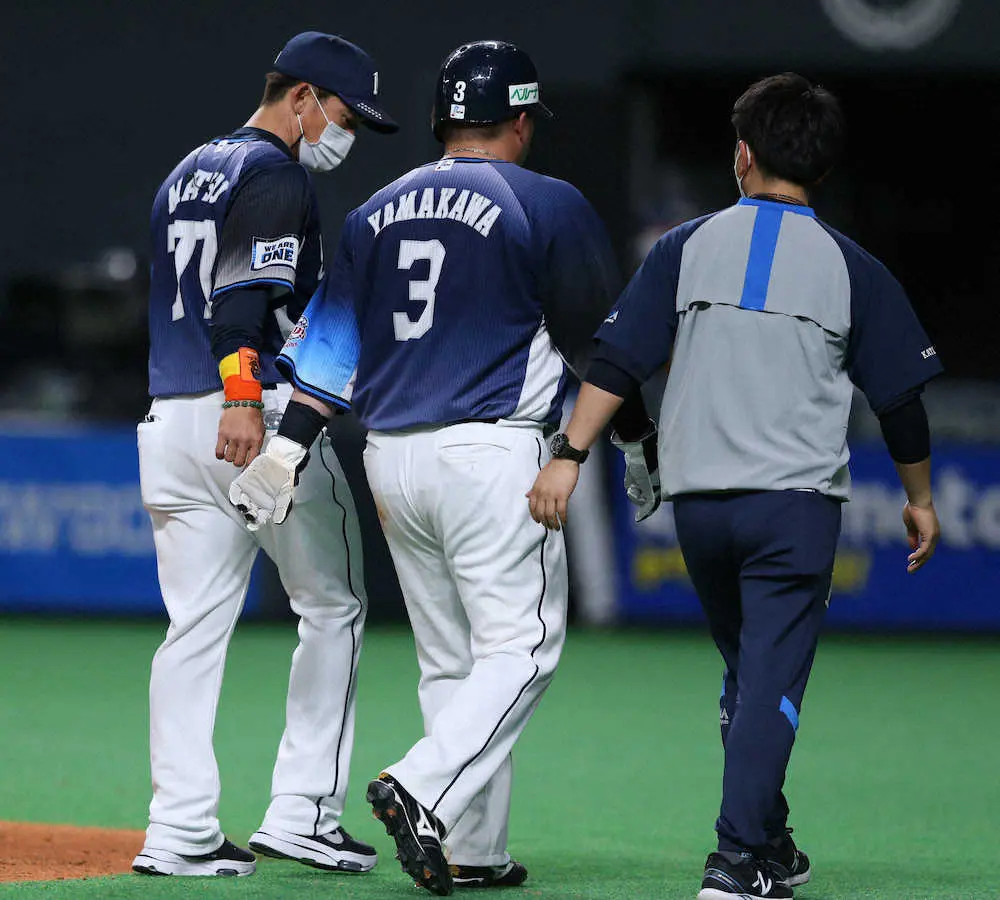 右脚違和感の西武・山川は抹消せず　札幌ドーム内で治療