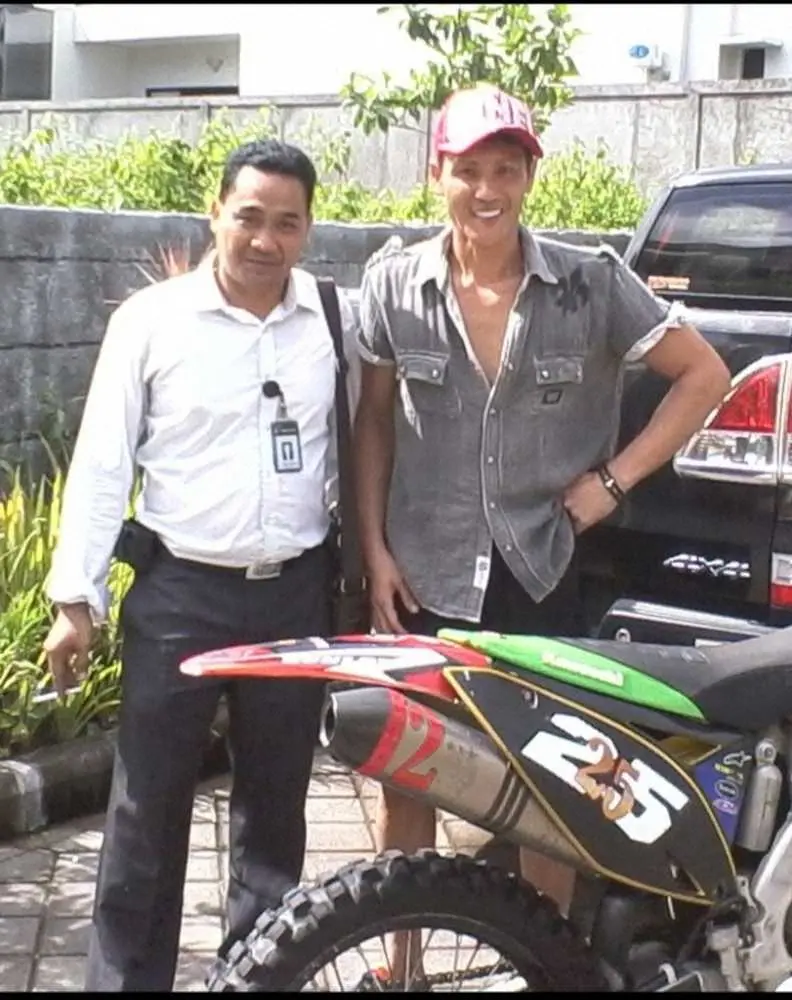 バリ島で暮らしていた当時の新庄監督（右）と、バイクの前で記念撮影するアントンさん（同氏提供）