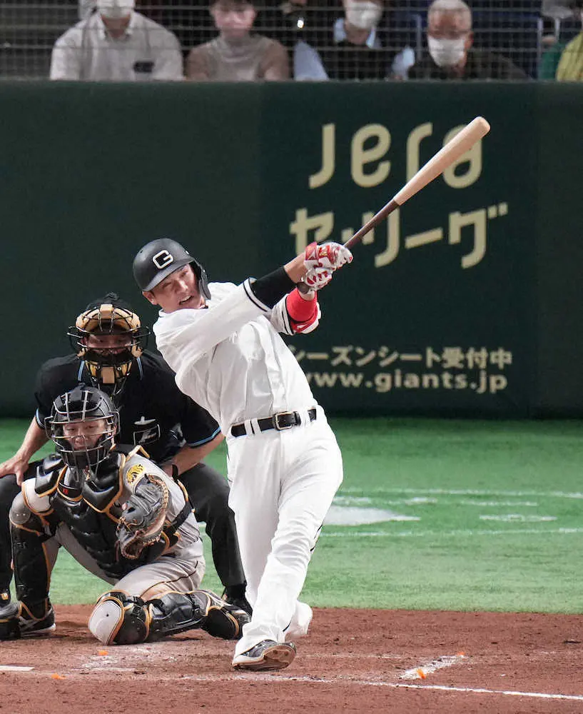 ＜巨・神2＞5回、坂本は二塁打を放つ（撮影・沢田　明徳）