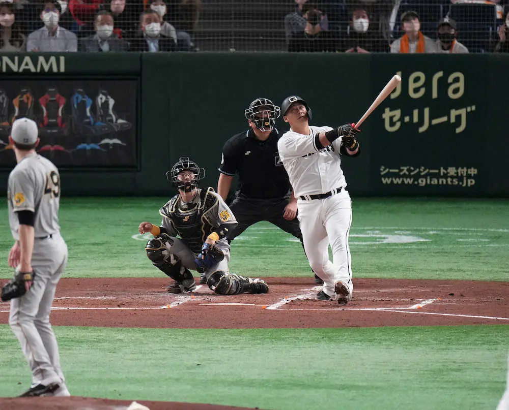 巨人・中田翔「興奮しています」　衝撃弾に東京ドーム騒然！21打席ぶり安打が初回満塁弾　しかも特大！