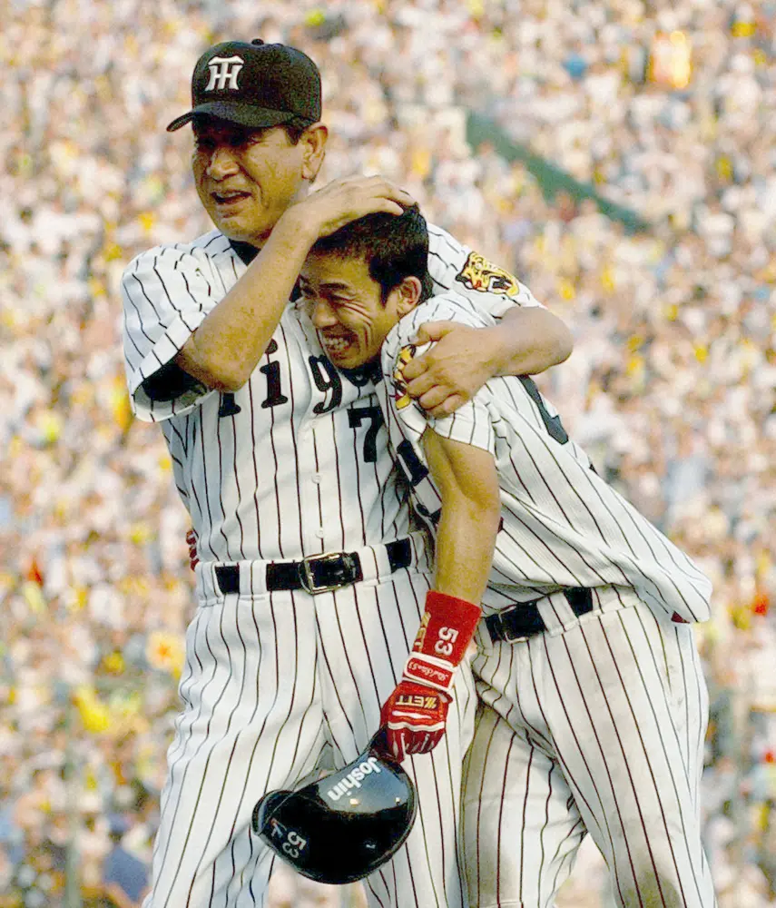 2003年9月15日の広島戦で、9回、サヨナラ打を放ち、星野仙一監督（左）に抱きしめられ頭をなでられる赤星憲広外野手