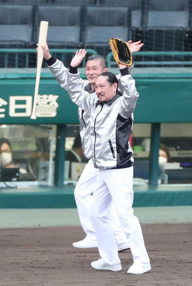「笑い飯」西田“変則投球”で哲夫を空振り三振！甲子園のファーストピッチングセレモニ－